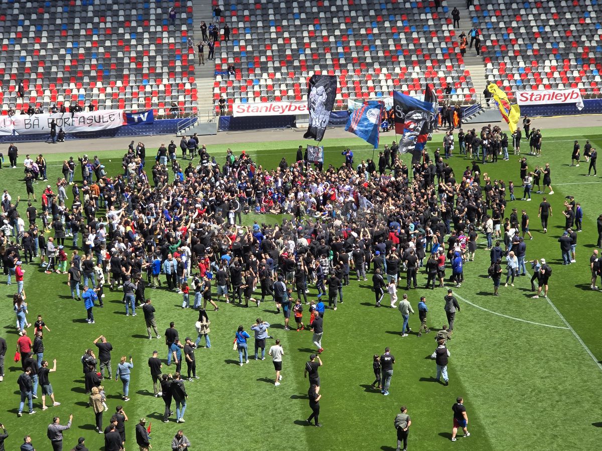 „Pentru noi ați promovat!” » Imagini incredibile în Ghencea: mii de suporteri au dat năvală pe teren, imediat după o bătaie între oficialii Stelei și ai Reșiței