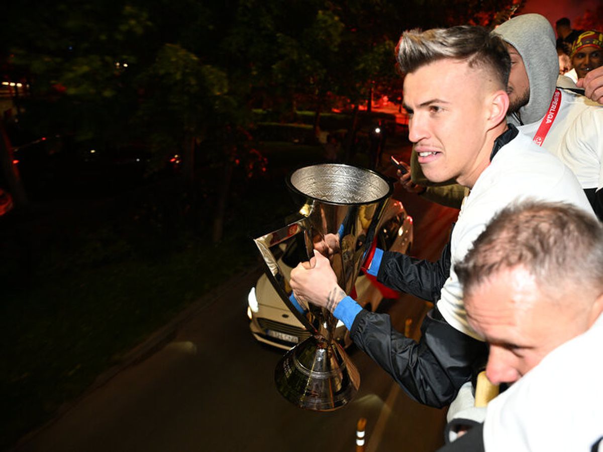 Bucureștiul roș-albastru! Imagini nevăzute de azi-noapte cu jucătorii FCSB în autocarul decapotabil: „Ei sunt cei mai buni!”