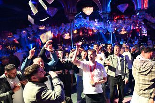 „De la Tănase, de la Tănase, de la Tănase!” » Campionul României a scos teancul cu bani și i-a „spart” pe lăutari