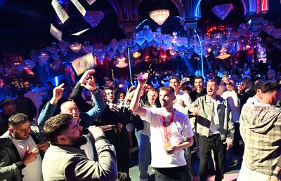 „De la Tănase, de la Tănase, de la Tănase!” » Campionul României a scos teancul cu bani și i-a „spart” pe lăutari