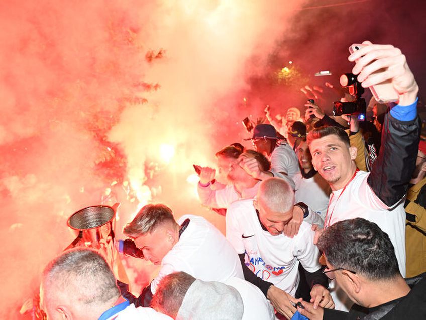 GALERIE FOTO Bucureștiul roș-albastru! Imagini nevăzute de azi-noapte cu jucătorii FCSB în autocarul decapotabil: „Ei sunt cei mai buni!”