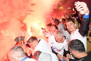 Bucureștiul, roș-albastru! Imagini fabuloase cu campionii României în autocarul decapotabil: „Ei sunt cei mai buni!”