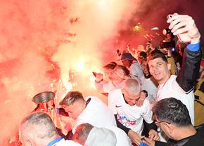 Bucureștiul roș-albastru! Imagini nevăzute de azi-noapte cu jucătorii FCSB în autocarul decapotabil: „Ei sunt cei mai buni!”