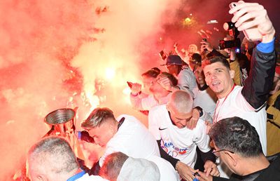 Bucureștiul roș-albastru! Imagini nevăzute de azi-noapte cu jucătorii FCSB în autocarul decapotabil: „Ei sunt cei mai buni!”