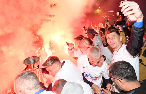 Bucureștiul roș-albastru! Imagini nevăzute de azi-noapte cu jucătorii FCSB în autocarul decapotabil: „Ei sunt cei mai buni!”