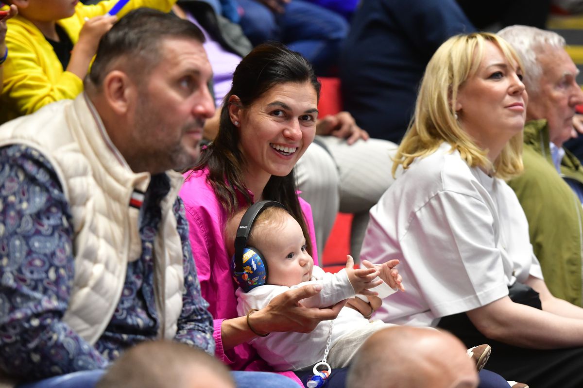 „Thank you, Cristina!” » Neagu și-a încheiat oficial uriașa carieră! Cea mai mare handbalistă a României, omagiată de mii de fani