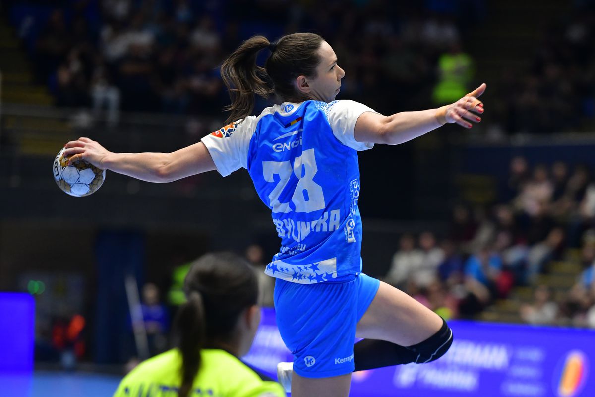 „Thank you, Cristina!” » Neagu și-a încheiat oficial uriașa carieră! Cea mai mare handbalistă a României, omagiată de mii de fani