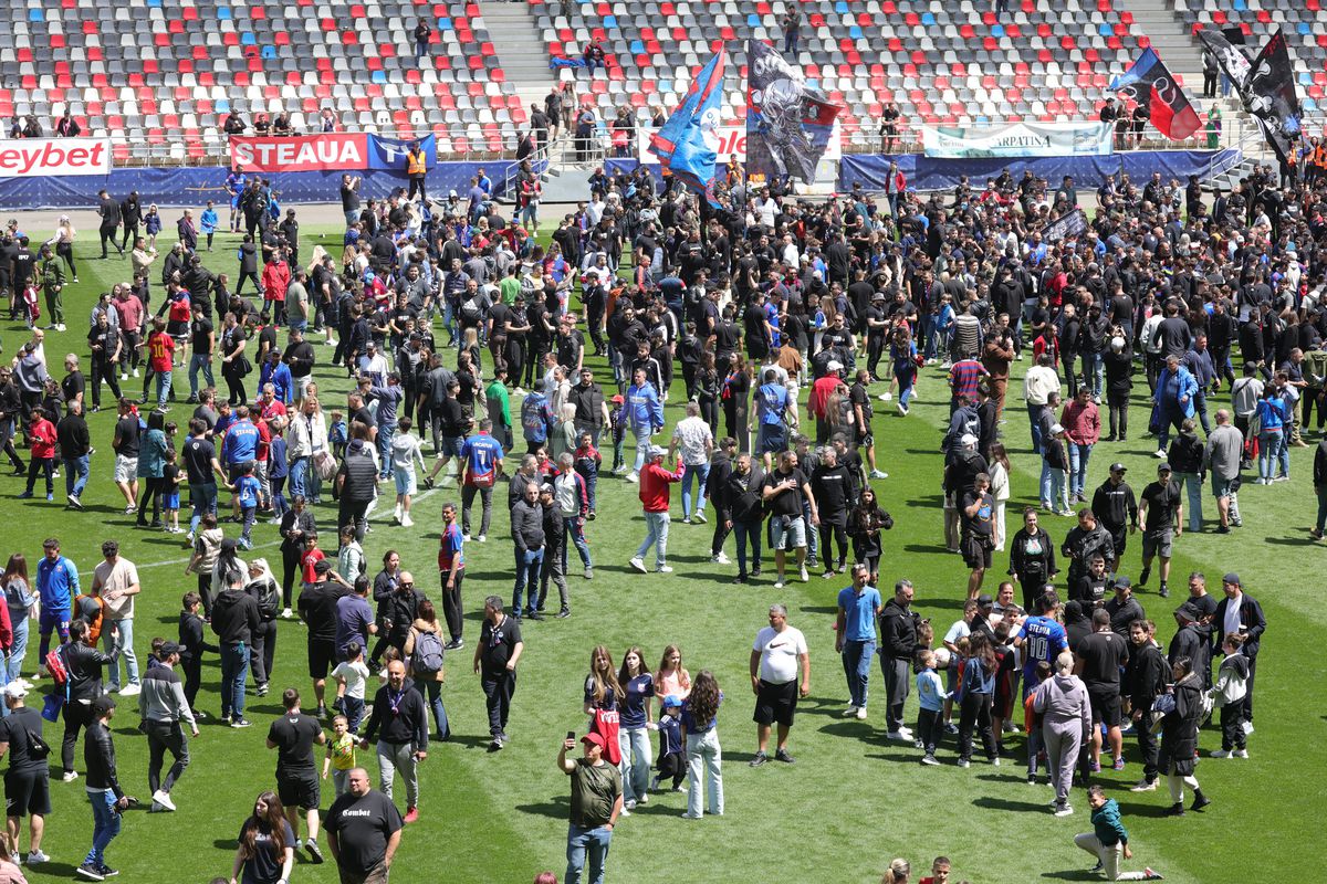 „Pentru noi ați promovat!” » Imagini incredibile în Ghencea: mii de suporteri au dat năvală pe teren, imediat după o bătaie între oficialii Stelei și ai Reșiței