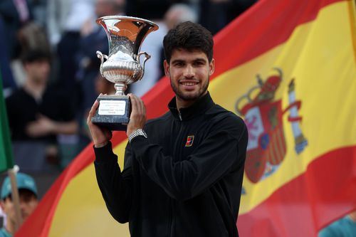 Carlos Alcaraz cu trofeul de la Roma FOTO Imago Images