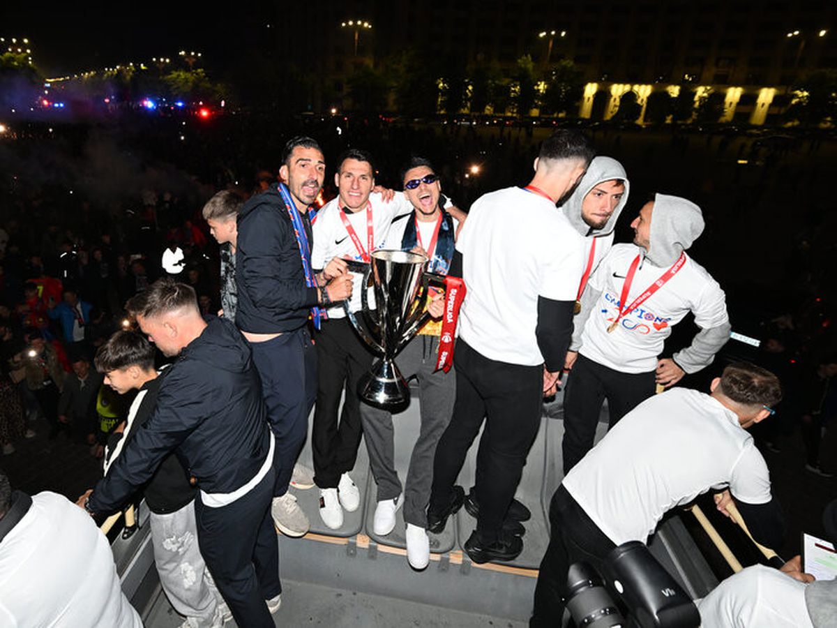 Bucureștiul roș-albastru! Imagini nevăzute de azi-noapte cu jucătorii FCSB în autocarul decapotabil: „Ei sunt cei mai buni!”