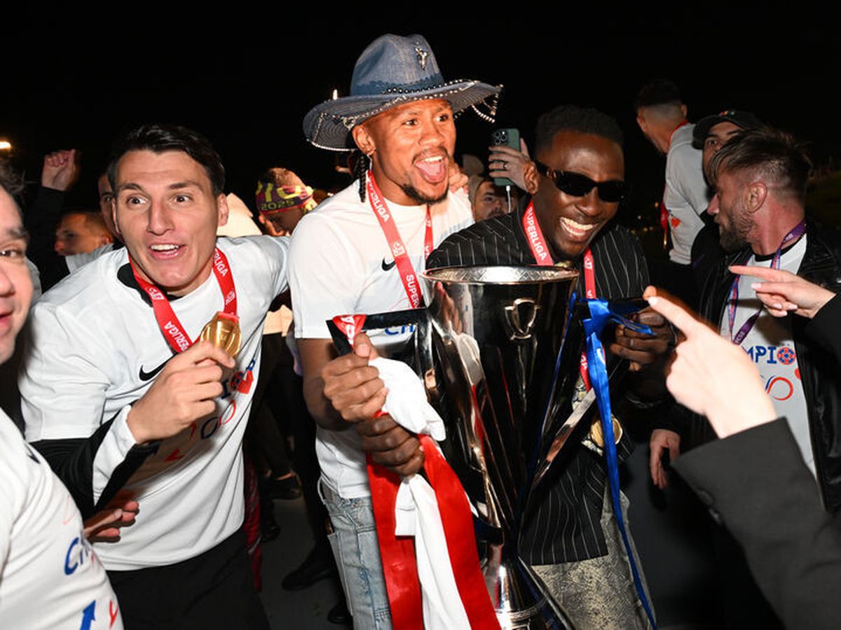 Bucureștiul roș-albastru! Imagini nevăzute de azi-noapte cu jucătorii FCSB în autocarul decapotabil: „Ei sunt cei mai buni!”