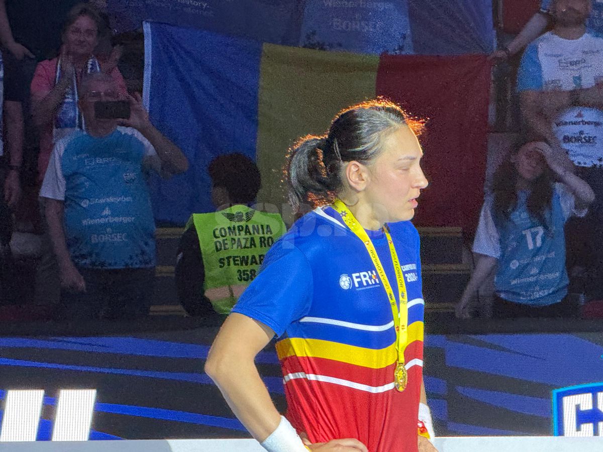 Imagini EPICE de la ultimul meci al Cristinei Neagu » Adversarele au purtat-o pe brațe și a plâns ca un copil în momentul retragerii tricoului: cântecul care a emoționat-o