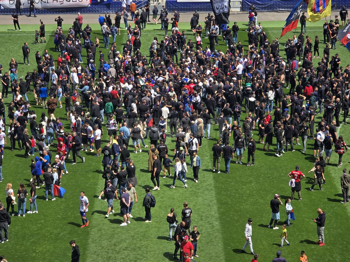 „Pentru noi ați promovat!” » Imagini incredibile în Ghencea: mii de suporteri au dat năvală pe teren, imediat după o bătaie între oficialii Stelei și ai Reșiței