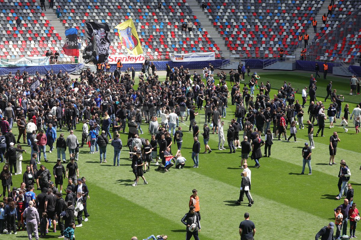 „Pentru noi ați promovat!” » Imagini incredibile în Ghencea: mii de suporteri au dat năvală pe teren, imediat după o bătaie între oficialii Stelei și ai Reșiței
