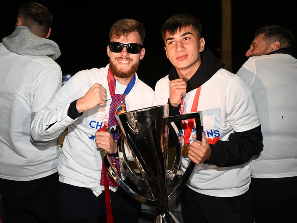 Bucureștiul roș-albastru! Imagini nevăzute de azi-noapte cu jucătorii FCSB în autocarul decapotabil: „Ei sunt cei mai buni!”