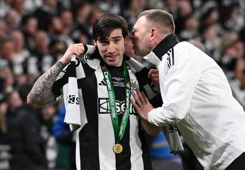 Sandro Tonali a câștigat cu Newcastle o Cupă a Ligii Angliei (2024/2025) // FOTO: Getty Images
