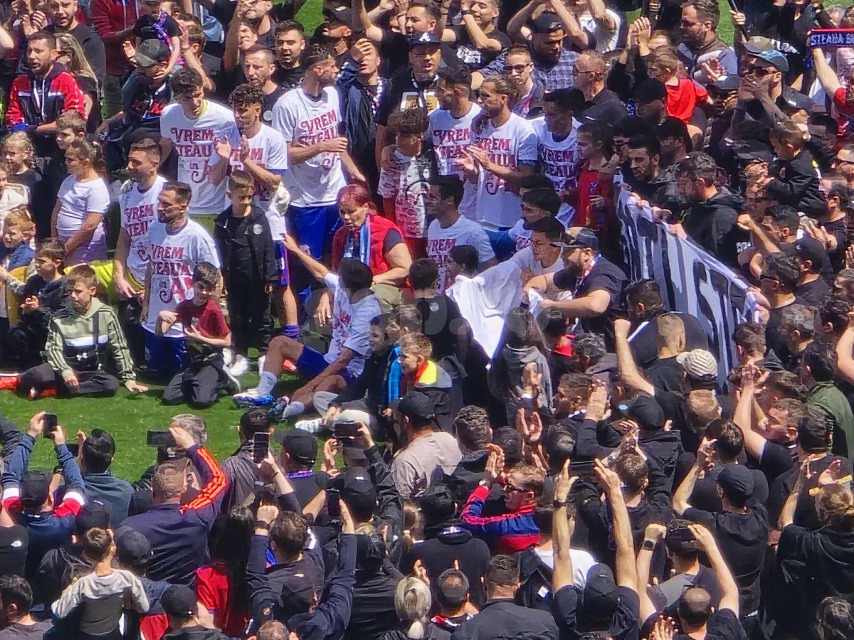 „Pentru noi ați promovat!” » Imagini incredibile în Ghencea: mii de suporteri au dat năvală pe teren, imediat după o bătaie între oficialii Stelei și ai Reșiței