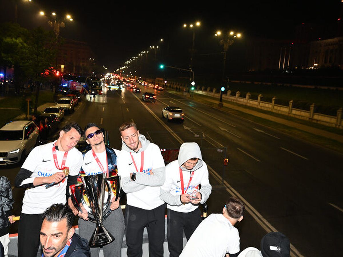 Bucureștiul roș-albastru! Imagini nevăzute de azi-noapte cu jucătorii FCSB în autocarul decapotabil: „Ei sunt cei mai buni!”