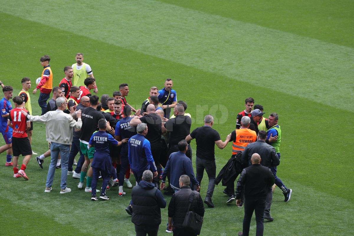 „Pentru noi ați promovat!” » Imagini incredibile în Ghencea: mii de suporteri au dat năvală pe teren, imediat după o bătaie între oficialii Stelei și ai Reșiței