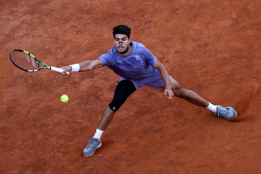 Carlos Alacaraz pe zgura de la Roma FOTO Guliver/GettyImages Carlos Alcaraz a câștigat turneul de la Roma învingându-l în finală pe Jannik Sinner