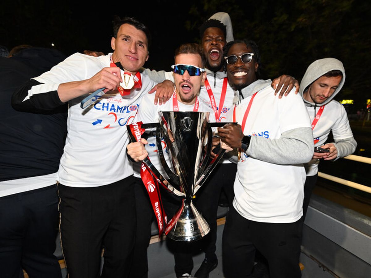 Bucureștiul roș-albastru! Imagini nevăzute de azi-noapte cu jucătorii FCSB în autocarul decapotabil: „Ei sunt cei mai buni!”