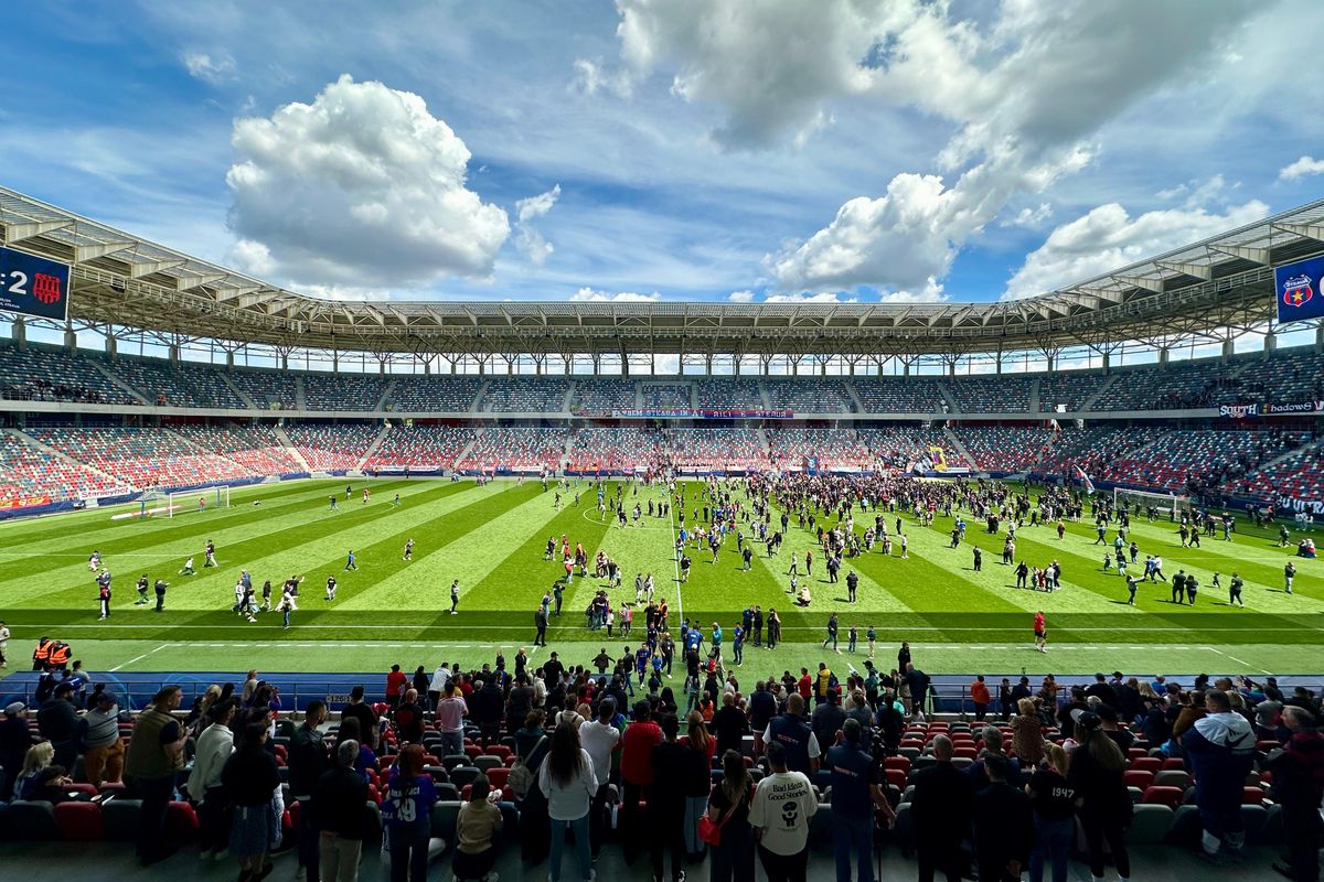 „Pentru noi ați promovat!” » Imagini incredibile în Ghencea: mii de suporteri au dat năvală pe teren, imediat după o bătaie între oficialii Stelei și ai Reșiței