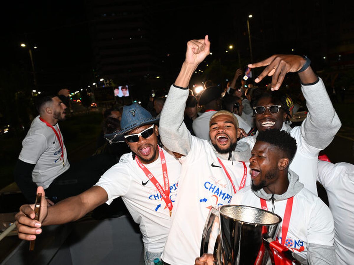 Bucureștiul roș-albastru! Imagini nevăzute de azi-noapte cu jucătorii FCSB în autocarul decapotabil: „Ei sunt cei mai buni!”