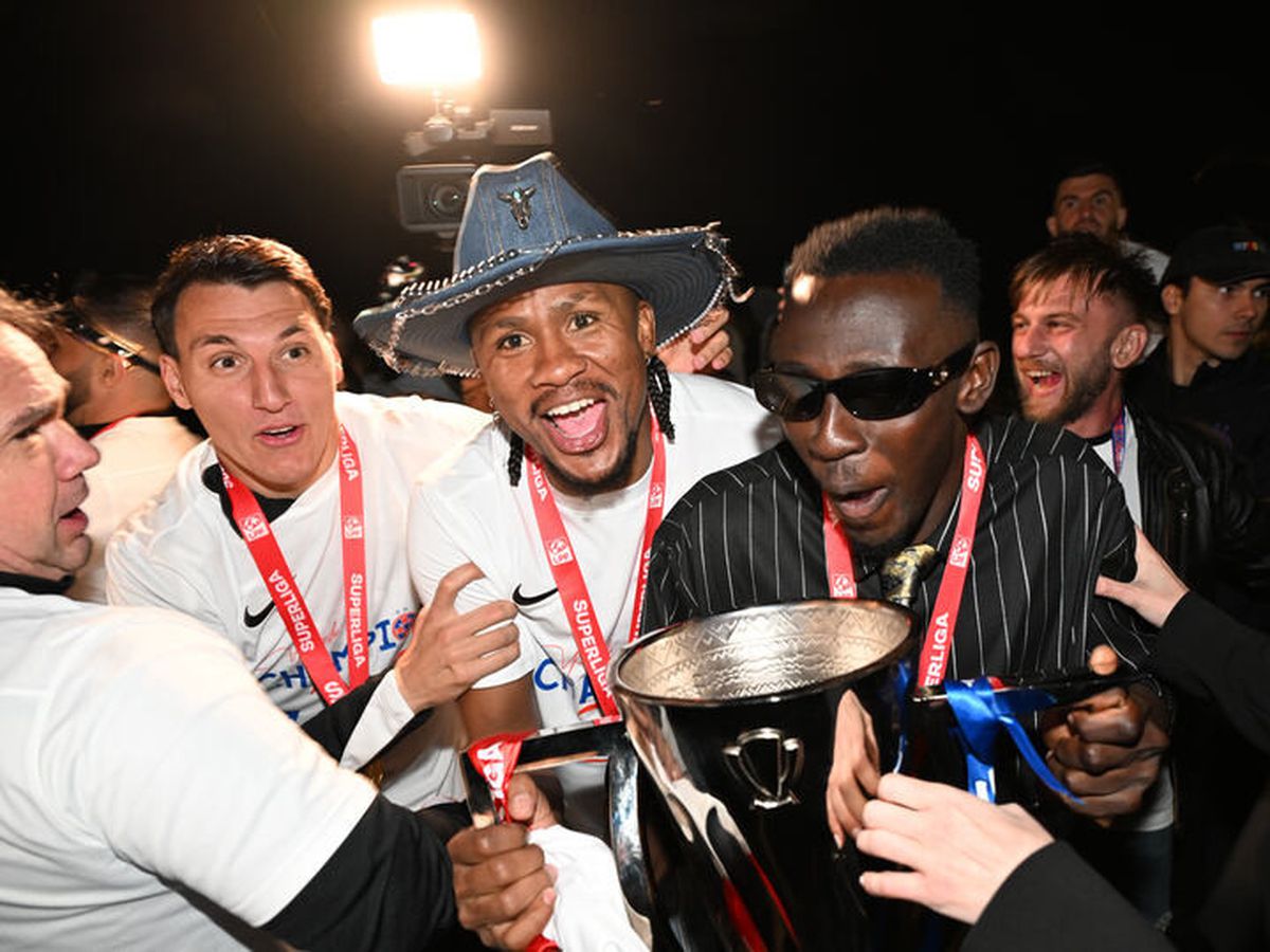 Bucureștiul roș-albastru! Imagini nevăzute de azi-noapte cu jucătorii FCSB în autocarul decapotabil: „Ei sunt cei mai buni!”