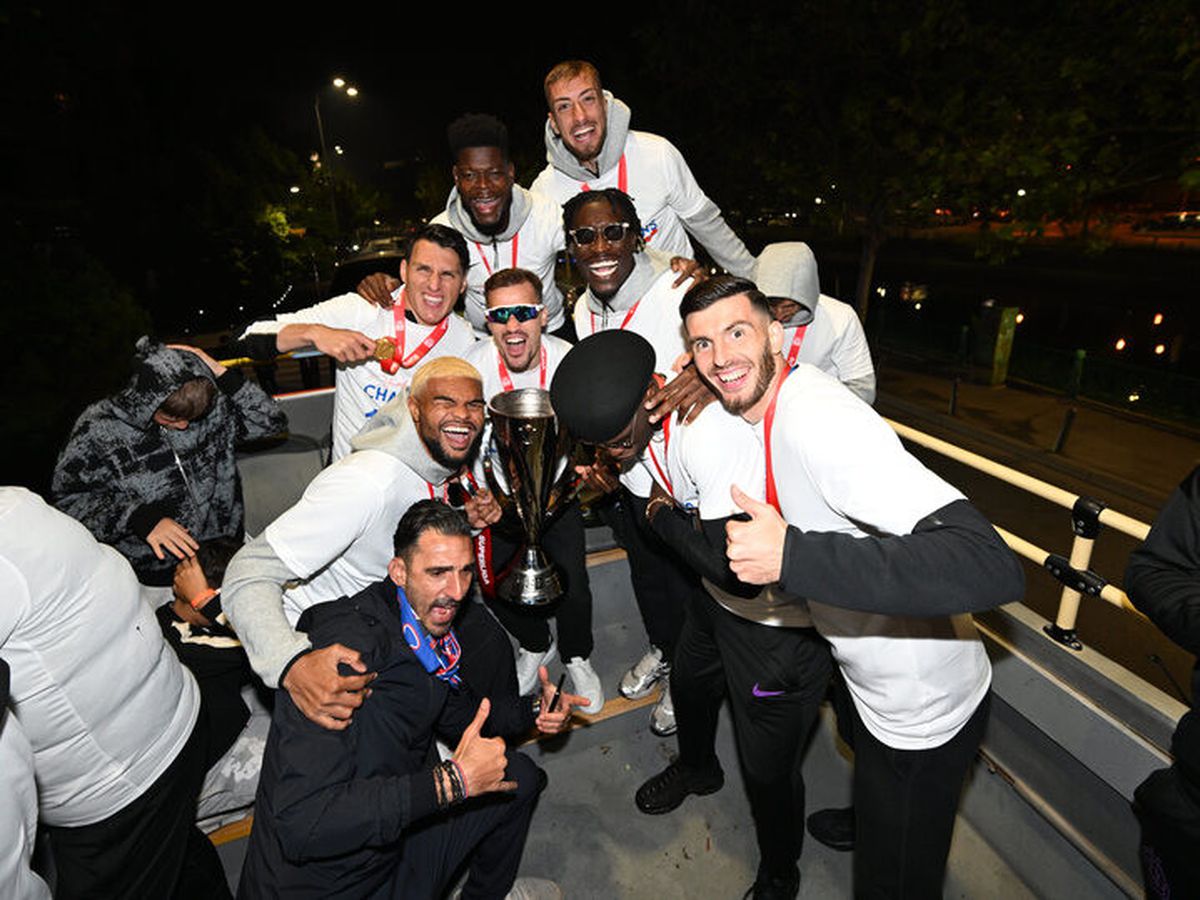 Bucureștiul roș-albastru! Imagini nevăzute de azi-noapte cu jucătorii FCSB în autocarul decapotabil: „Ei sunt cei mai buni!”