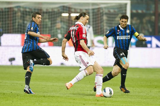 Lucio (stânga), în tricoul lui Inter, într-un duel cu Zlatan Ibrahimovic (Milan) / Foto: Imago