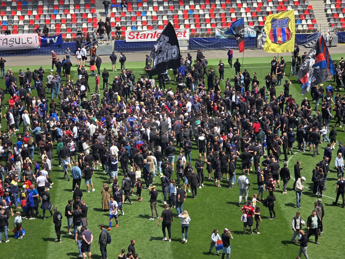 „Pentru noi ați promovat!” » Imagini incredibile în Ghencea: mii de suporteri au dat năvală pe teren, imediat după o bătaie între oficialii Stelei și ai Reșiței