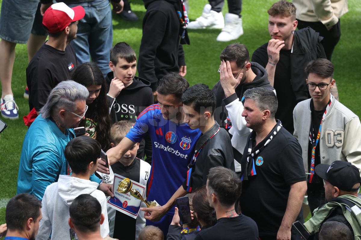 „Pentru noi ați promovat!” » Imagini incredibile în Ghencea: mii de suporteri au dat năvală pe teren, imediat după o bătaie între oficialii Stelei și ai Reșiței