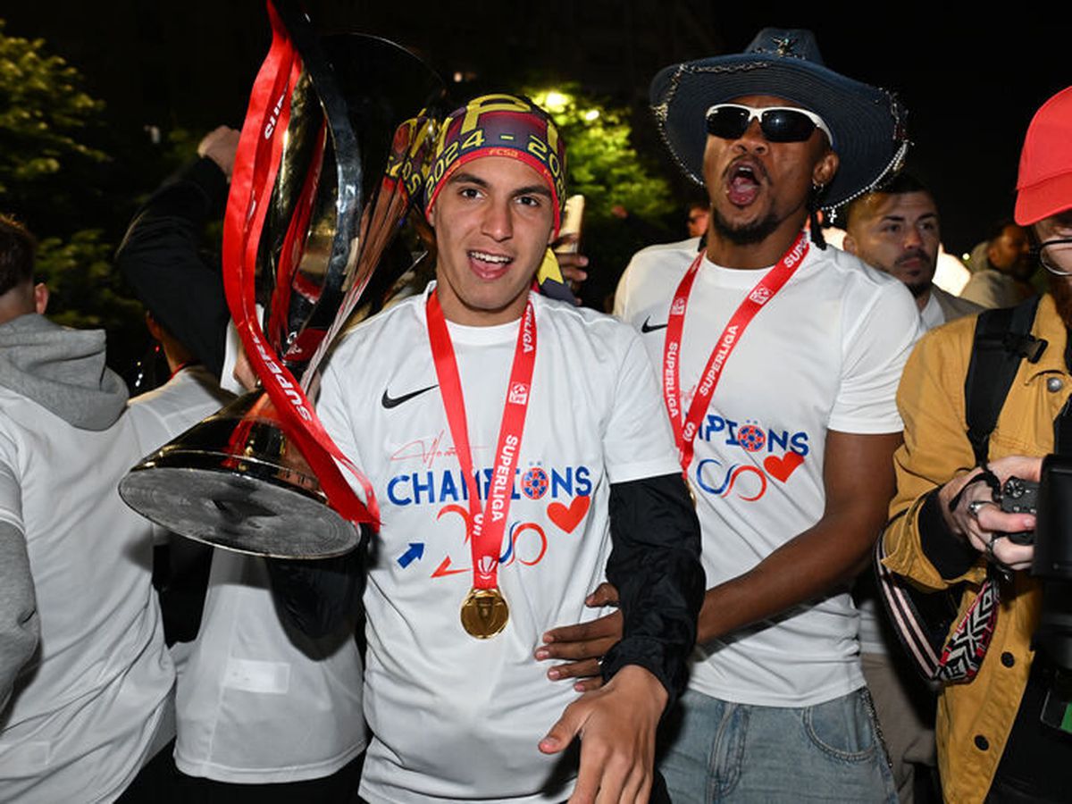 Bucureștiul roș-albastru! Imagini nevăzute de azi-noapte cu jucătorii FCSB în autocarul decapotabil: „Ei sunt cei mai buni!”