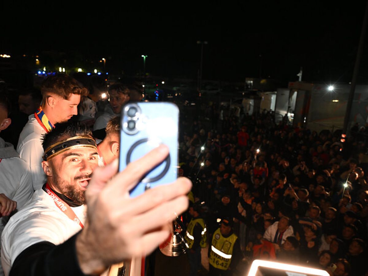 Bucureștiul roș-albastru! Imagini nevăzute de azi-noapte cu jucătorii FCSB în autocarul decapotabil: „Ei sunt cei mai buni!”