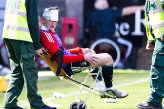 Haos la final! Au aruncat un scaun spre propriul jucător, fanii au invadat gazonul!