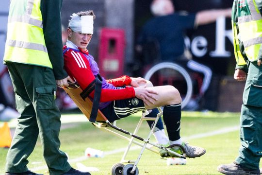 Jucătorul lui Aberdeen, Jack MacKenzie, este scos de pe teren cu un scaun cu rotile / Foto: captură