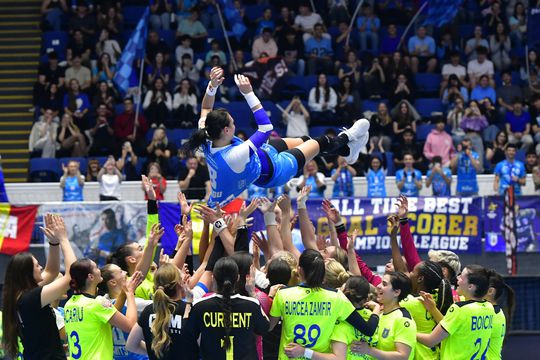Cristina Neagu a jucat astăzi ultimul meci oficial din carieră, victoria obținută de CSM București în fața Coronei Brașov, scor 35-33. Finalul partidei a oferit secvențe emoționante.