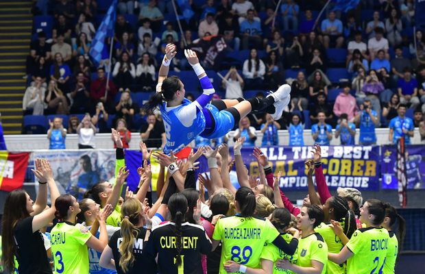 Imagini EPICE de la ultimul meci al Cristinei Neagu » Adversarele au purtat-o pe brațe și a plâns ca un copil în momentul retragerii tricoului: cântecul care a emoționat-o