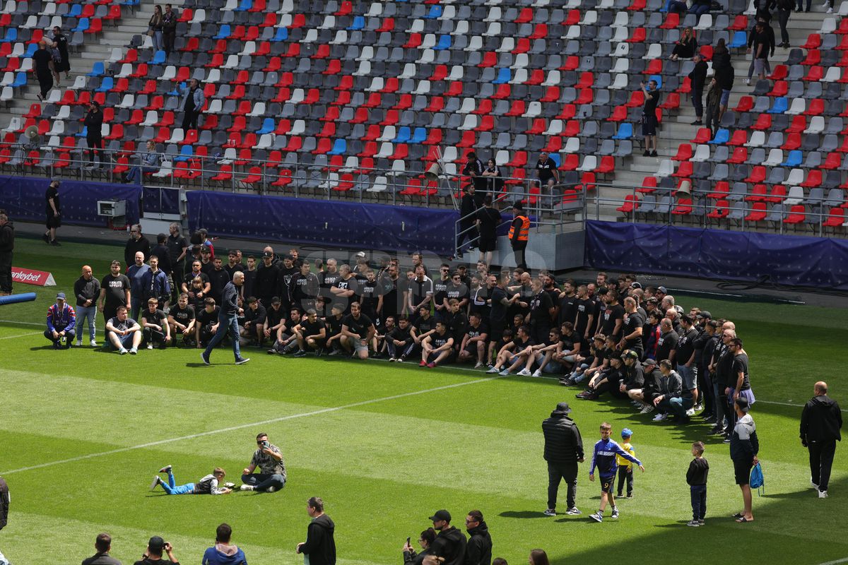 „Pentru noi ați promovat!” » Imagini incredibile în Ghencea: mii de suporteri au dat năvală pe teren, imediat după o bătaie între oficialii Stelei și ai Reșiței