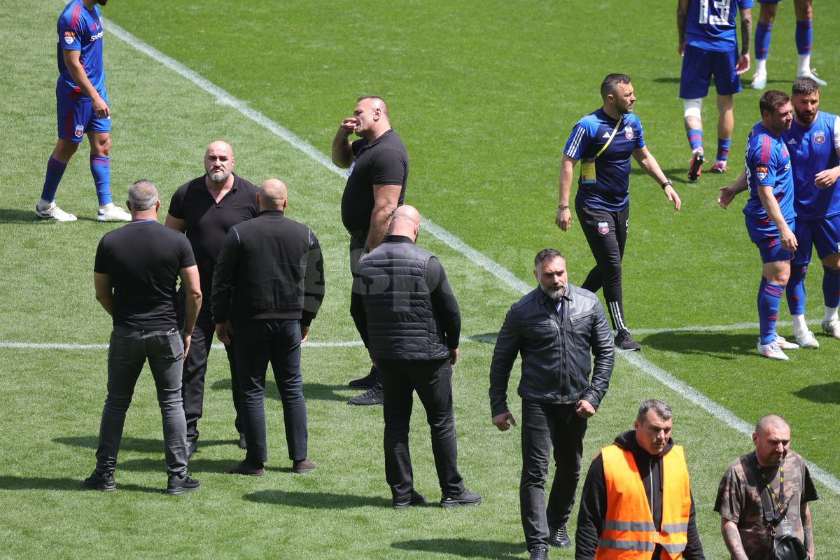 Bătaie Steaua - CSM Reșița! Fanii au sărit în teren după fluierul final