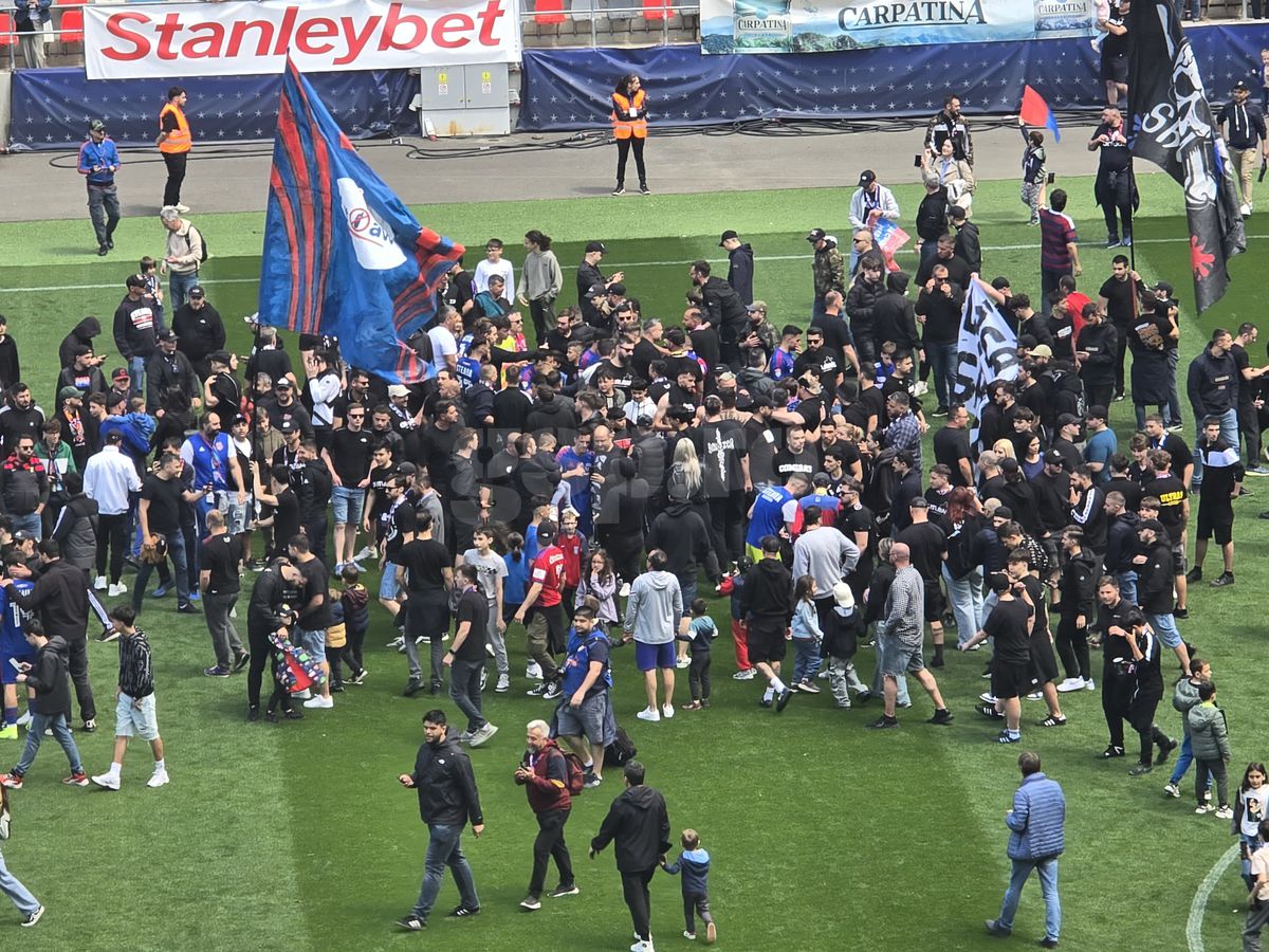 „Pentru noi ați promovat!” » Imagini incredibile în Ghencea: mii de suporteri au dat năvală pe teren, imediat după o bătaie între oficialii Stelei și ai Reșiței