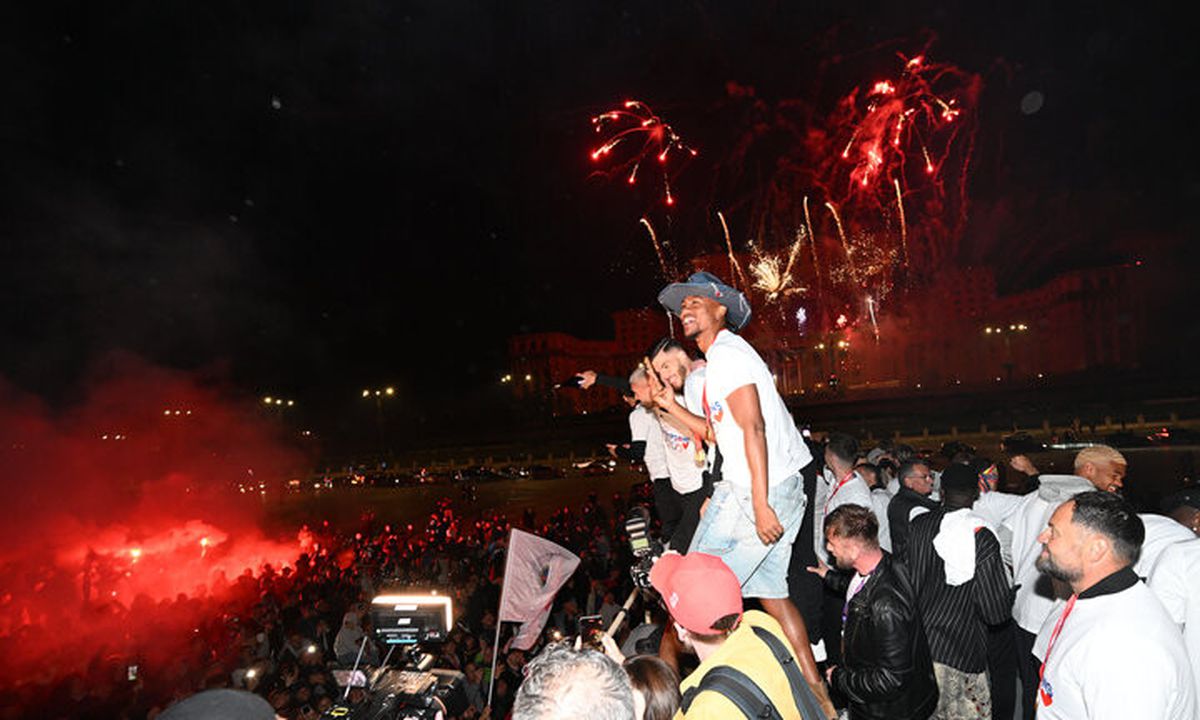 Bucureștiul roș-albastru! Imagini nevăzute de azi-noapte cu jucătorii FCSB în autocarul decapotabil: „Ei sunt cei mai buni!”