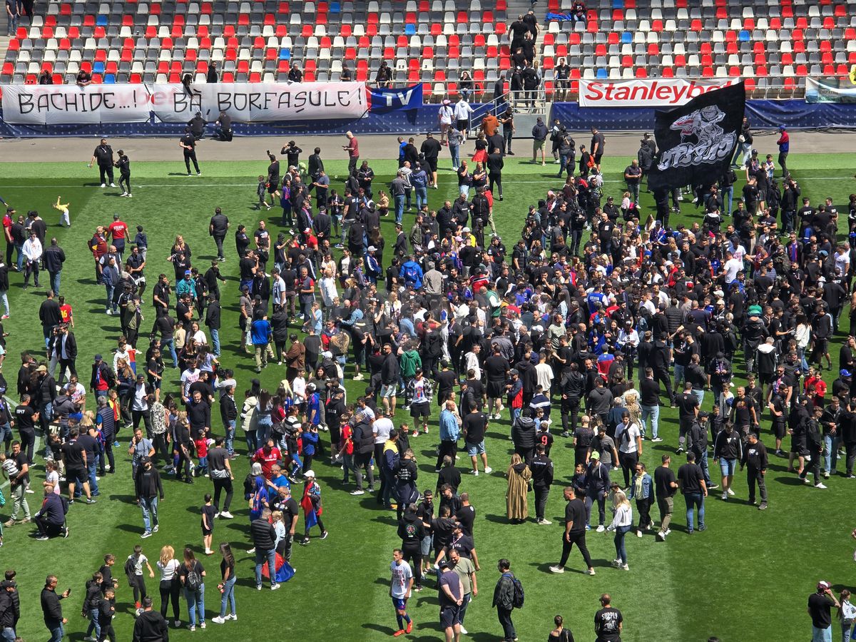 „Pentru noi ați promovat!” » Imagini incredibile în Ghencea: mii de suporteri au dat năvală pe teren, imediat după o bătaie între oficialii Stelei și ai Reșiței