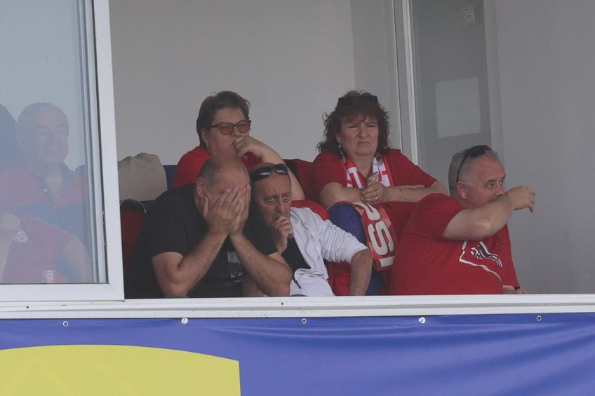 GALERIE FOTO Laszlo Dioszegi, devastat în tribune la meciul care a consemnat retrogradarea lui Sepsi! Imaginile durerii la Clinceni