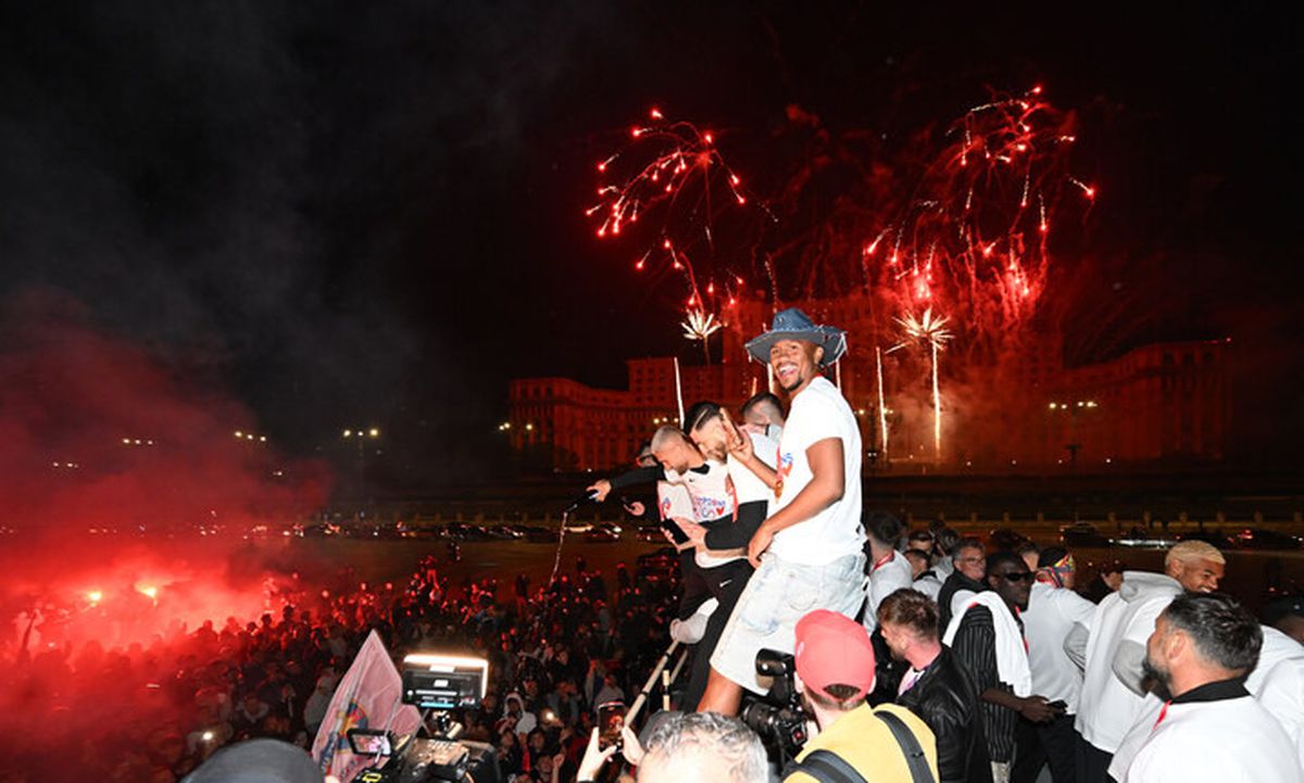 Bucureștiul roș-albastru! Imagini nevăzute de azi-noapte cu jucătorii FCSB în autocarul decapotabil: „Ei sunt cei mai buni!”