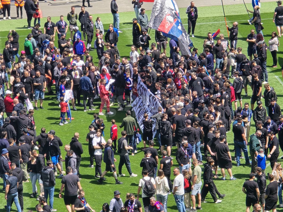 „Pentru noi ați promovat!” » Imagini incredibile în Ghencea: mii de suporteri au dat năvală pe teren, imediat după o bătaie între oficialii Stelei și ai Reșiței