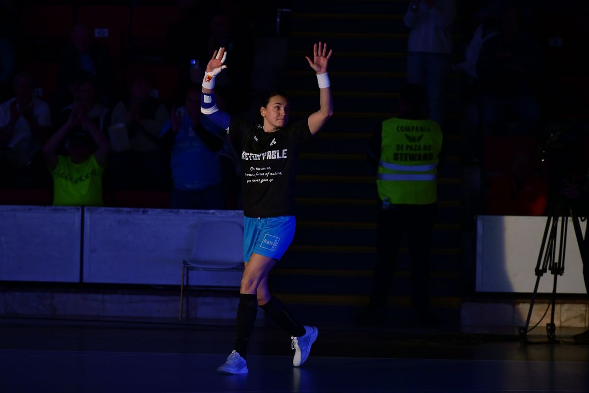 „Thank you, Cristina!” » Neagu și-a încheiat oficial uriașa carieră! Cea mai mare handbalistă a României, omagiată de mii de fani