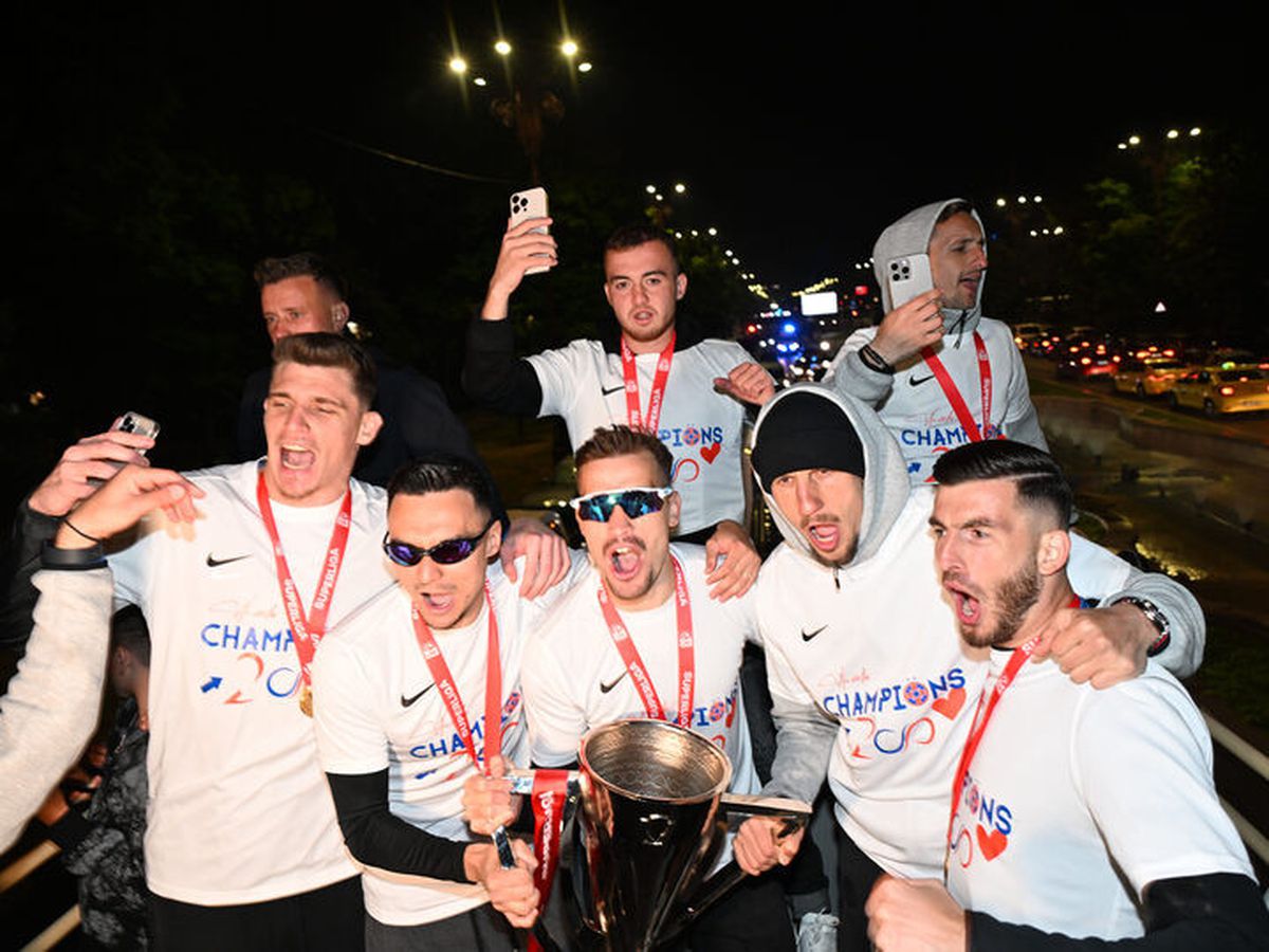 Bucureștiul roș-albastru! Imagini nevăzute de azi-noapte cu jucătorii FCSB în autocarul decapotabil: „Ei sunt cei mai buni!”