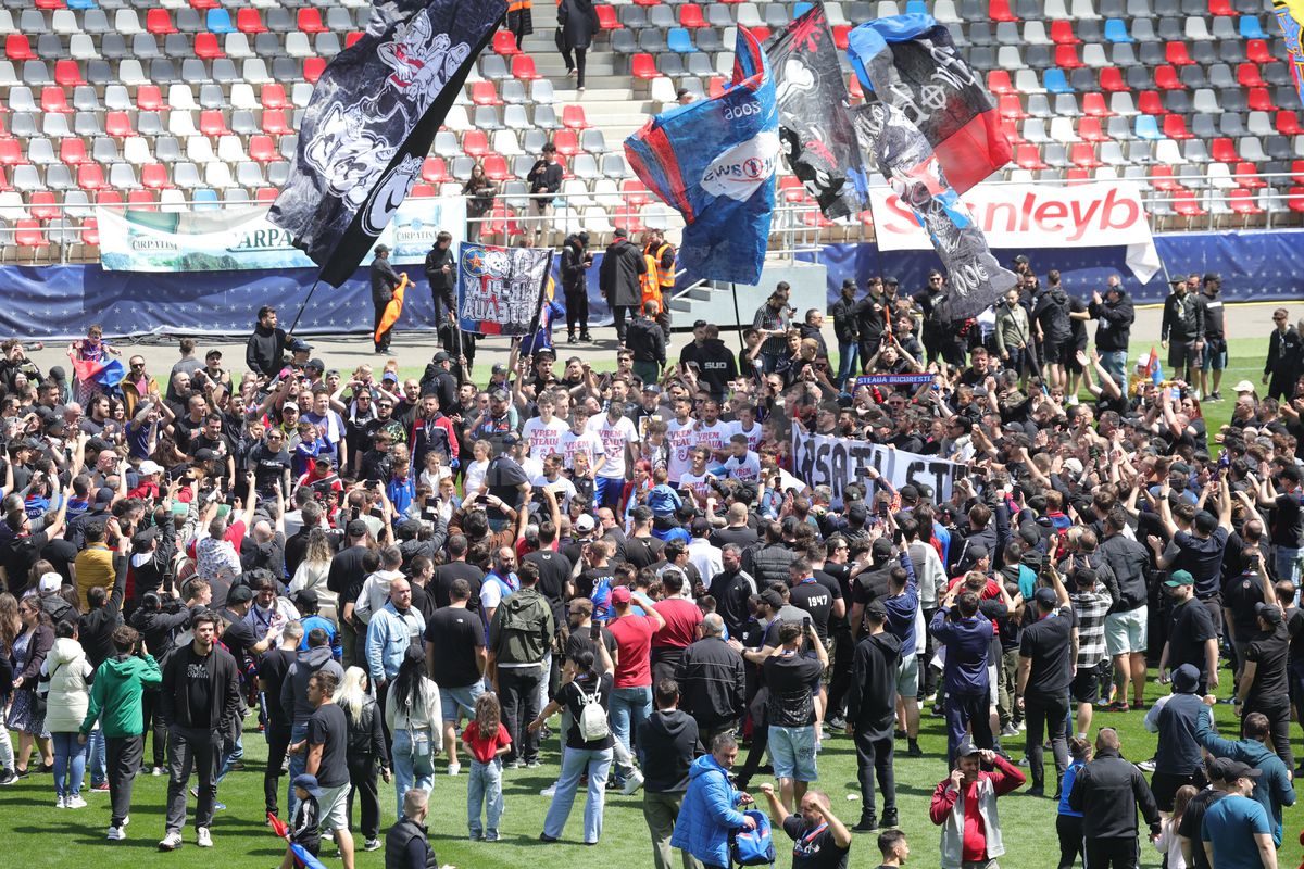 „Pentru noi ați promovat!” » Imagini incredibile în Ghencea: mii de suporteri au dat năvală pe teren, imediat după o bătaie între oficialii Stelei și ai Reșiței