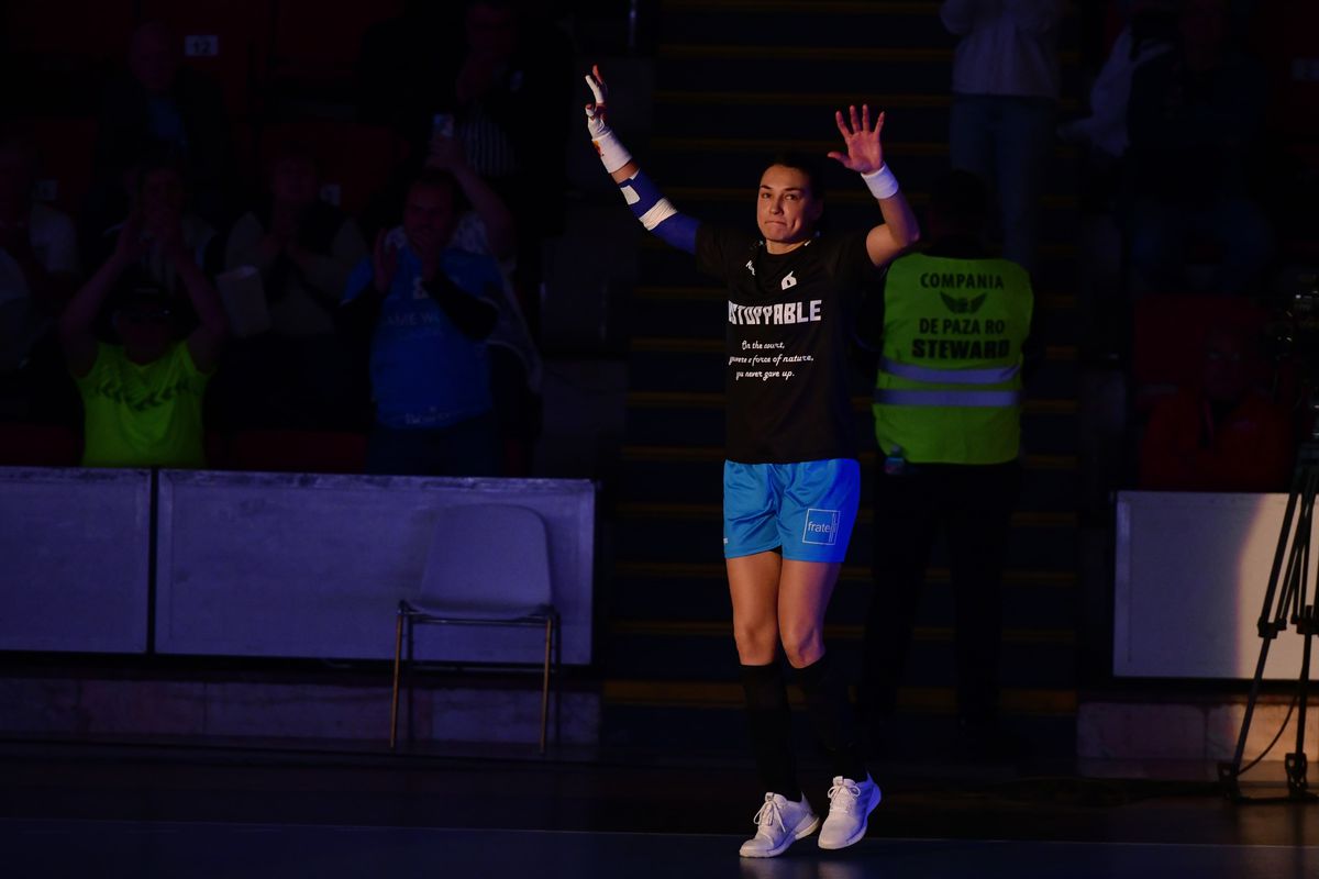 „Thank you, Cristina!” » Neagu și-a încheiat oficial uriașa carieră! Cea mai mare handbalistă a României, omagiată de mii de fani